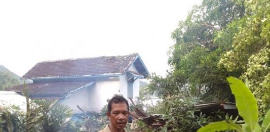 Longsor Hantam Rumah dan SMPN 4