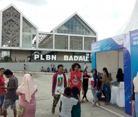 Antusiasme Warga Lokal dan Malaysia Kunjungi FCB Badau