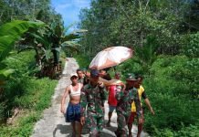 Pasien Ditandu Sejauh 5 Kilometer