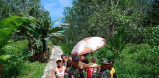 Pasien Ditandu Sejauh 5 Kilometer