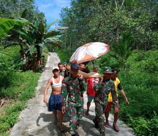 Pasien Ditandu Sejauh 5 Kilometer
