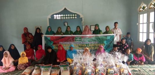 Muslimat NU Berikan Bantuan Paket Lebaran