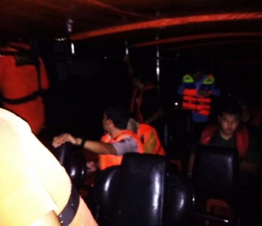 Tugboat Berpenumpang Delapan Orang Kandas di Perairan Ketapang