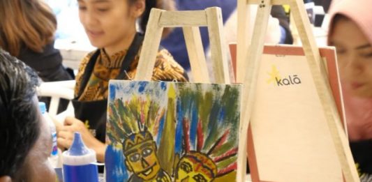 Rayakan HUT Jakarta dengan Melukis Ondel-ondel