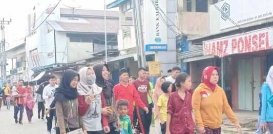 Warga Sekadau Antusias Ikuti Jalan Santai HUT Bhayangkara