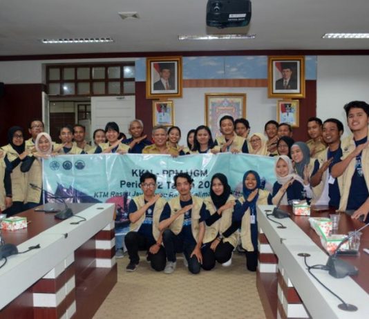 Mahasiswa UGM KKN-PPM di Rasau Jaya