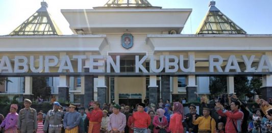 Pawai Budaya Lintas Etnis Meriahkan HUT ke-12 Kubu Raya