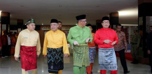 Berbusana Daerah, Gubernur Sutarmidji Puji Peserta dan Petugas Upacara