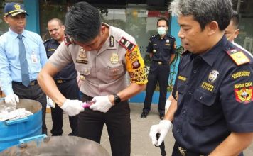 Puluhan Ribu Batang Rokok, Senjata Hingga Sex Toys Dibakar