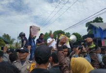 Wabup Effendi Hadapi Ratusan Pendemo