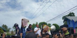 Wabup Effendi Hadapi Ratusan Pendemo