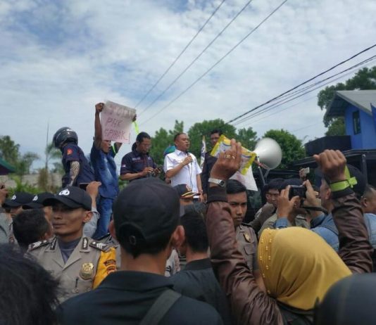 Wabup Effendi Hadapi Ratusan Pendemo