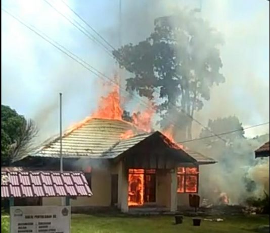 Api Gasak Dua Gedung Milik Pemerintah di Sukadana