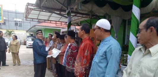 24 Pensiunan PNS Terima Penghargaan dari Kadis Hangpang Hortikan
