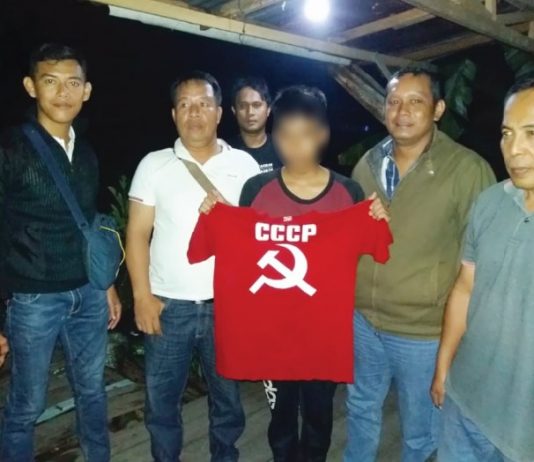 Kaos Palu Arit di TPA Kubu Raya