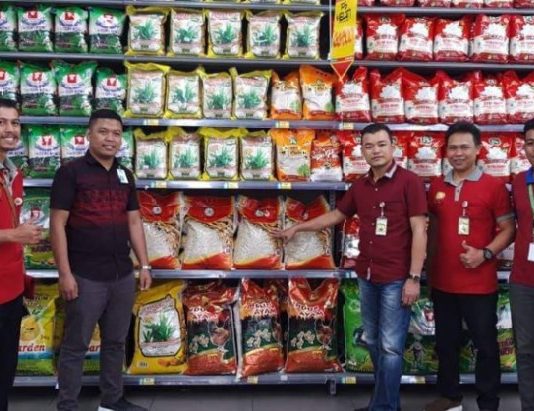 Beras Lokal Landak “Mejeng” di Pasar Modern Dua Kota Kalbar