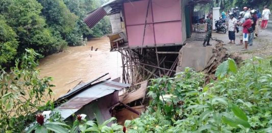 Satu Kios Semi Permanen di Bunut Ambruk