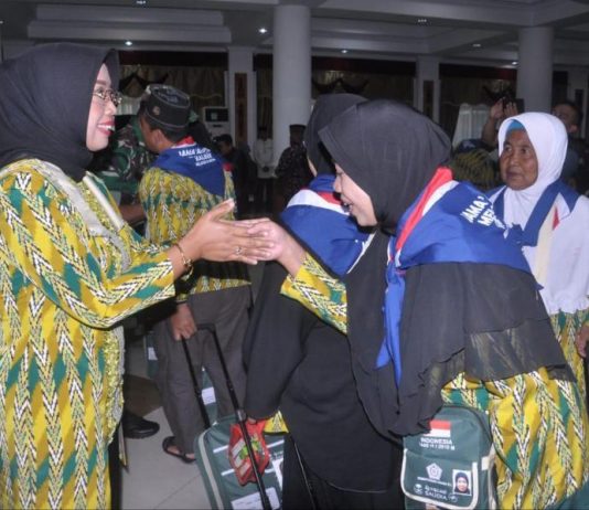 Isak Tangis Warnai Keberangkatan CJH Mempawah