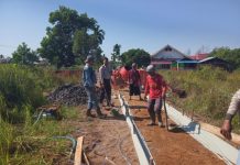 Bhabinkamtibmas Bersama Elemen Masyarakat Awasi Pekerjaan Dana Desa di Seponti