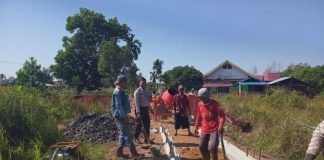 Bhabinkamtibmas Bersama Elemen Masyarakat Awasi Pekerjaan Dana Desa di Seponti