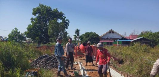 Bhabinkamtibmas Bersama Elemen Masyarakat Awasi Pekerjaan Dana Desa di Seponti