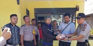 Ratusan Juta Berhamburan di Jalan Provinsi Siduk-Sukadana