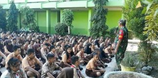 Babinsa Sedau Sosialisasikan Wasbang pada Pelajar