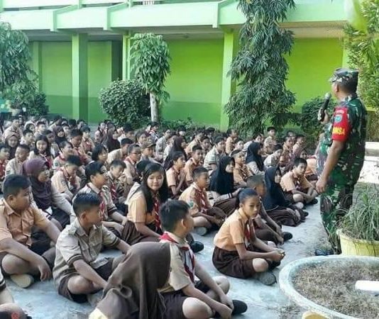 Babinsa Sedau Sosialisasikan Wasbang pada Pelajar