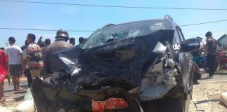 Ban Pecah, Grand Max Hantam Mobil Dinas Pemkot Singkawang