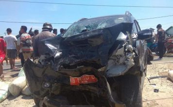 Ban Pecah, Grand Max Hantam Mobil Dinas Pemkot Singkawang