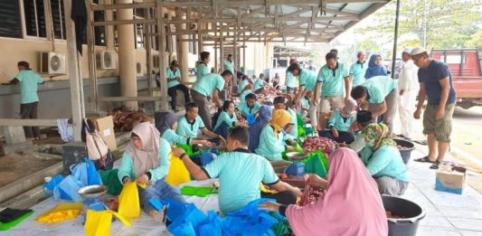 PLN Kalbar Bagikan 1.200 Kantong Daging Kurban