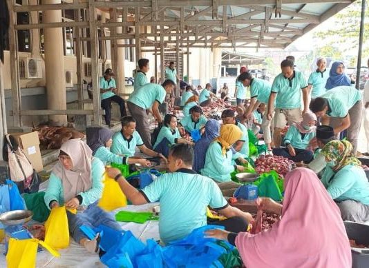 PLN Kalbar Bagikan 1.200 Kantong Daging Kurban