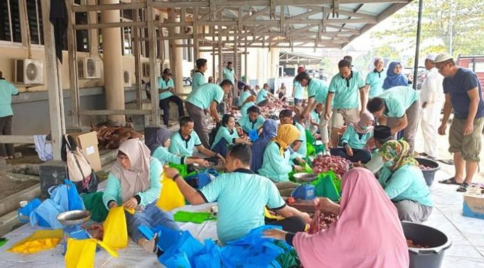 PLN Kalbar Bagikan 1.200 Kantong Daging Kurban