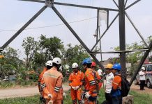 Tim Elite PLN ‘Turun Tangan’ Bersihkan Transmisi Pasca Puting Beliung