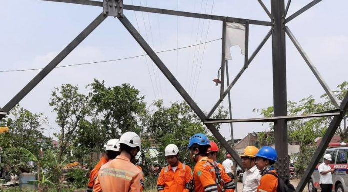 Tim Elite PLN ‘Turun Tangan’ Bersihkan Transmisi Pasca Puting Beliung