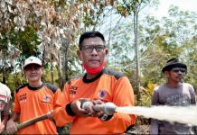 Bupati Citra Terjun Langsung Padamkan Api