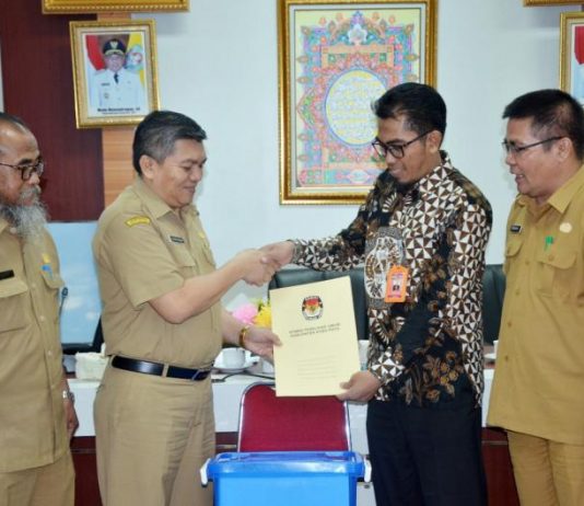 KPU Serahkan Hasil Penetapan Caleg Terpilih ke Pemkab Kubu Raya