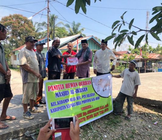 Bupati Nasir Serahkan Sapi Kurban Gubernur Kalbar