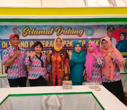 TP PKK Mempawah Juara II Lomba Stand Terbaik di Sambas