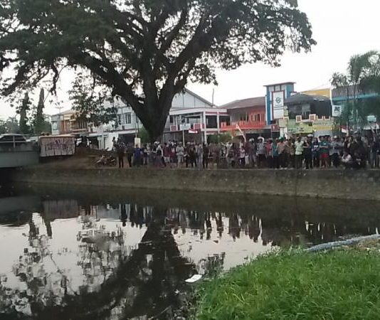 Buaya Nongol Lagi di Sungai Singkawang