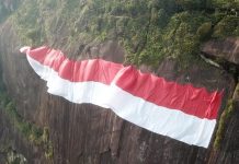 Merah Putih Raksasa Membentang di Batu Terbesar Dunia