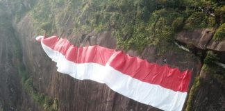 Merah Putih Raksasa Membentang di Batu Terbesar Dunia