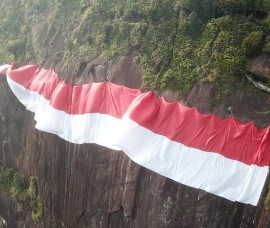 Merah Putih Raksasa Membentang di Batu Terbesar Dunia