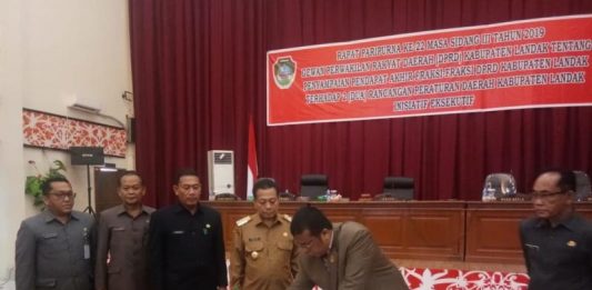 Dua Raperda Inisiatif Eksekutif Disahkan