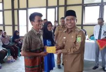 Bupati Serahkan Buku Tabungan Penerima BSPS