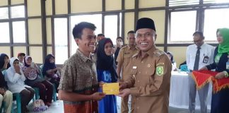 Bupati Serahkan Buku Tabungan Penerima BSPS