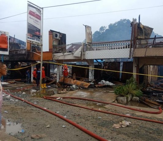Kebakaran di Pasar Pemangkat, Satu Orang Tewas dan 15 Ruko Hangus