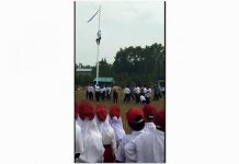 Siswa Pulau Maya Panjat Tiang Bendera