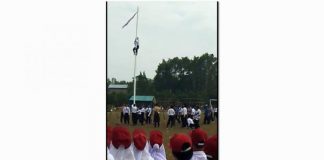 Siswa Pulau Maya Panjat Tiang Bendera