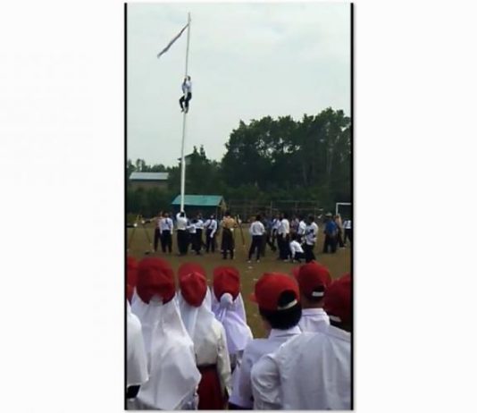 Siswa Pulau Maya Panjat Tiang Bendera